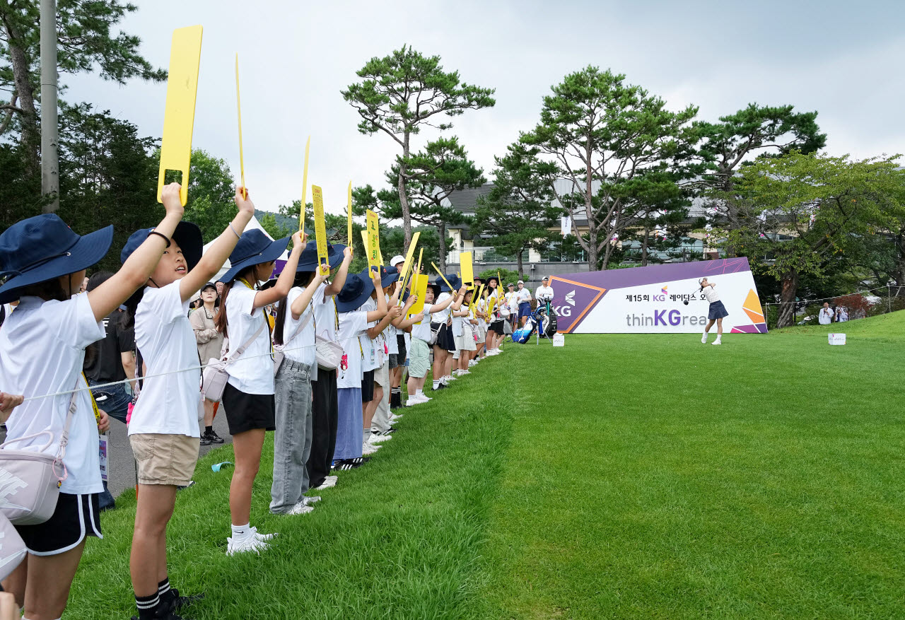 KLPGA 키즈 골프캠프 참가자들이 짜라위 분짠의 티샷을 지켜보고 있다.(사진=이데일리 골프in 조원범 기자)