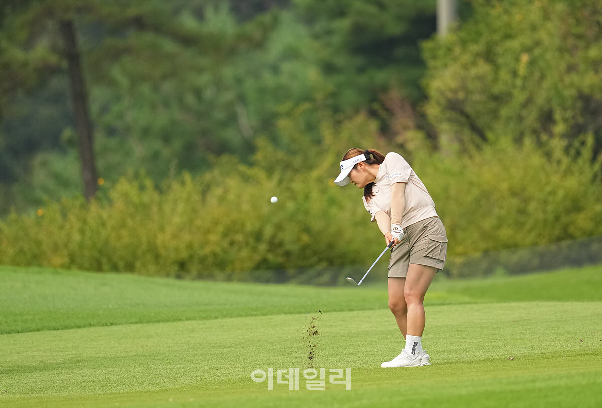 [이데일리 골프IN(용인)=조원범 기자]써닝포인트CC에서 '제15회 KG 레이디스 오픈' 3라운드가 열린 가운데 홍현지(기프트코)가 3번홀에서 경기를 치르고 있다.