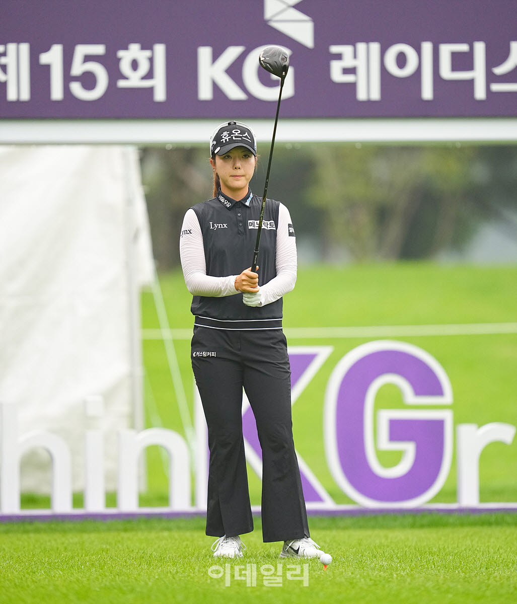 [이데일리 골프IN(용인)=조원범 기자]써닝포인트CC에서 '제15회 KG 레이디스 오픈' 3라운드가 열린 가운데 최예림(휴온스)이 1번홀에서 경기를 치르고 있다.