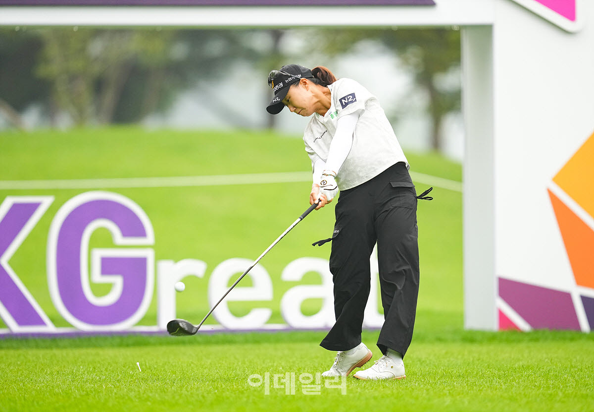 [포토]정윤지,파워풀 첫 임팩트