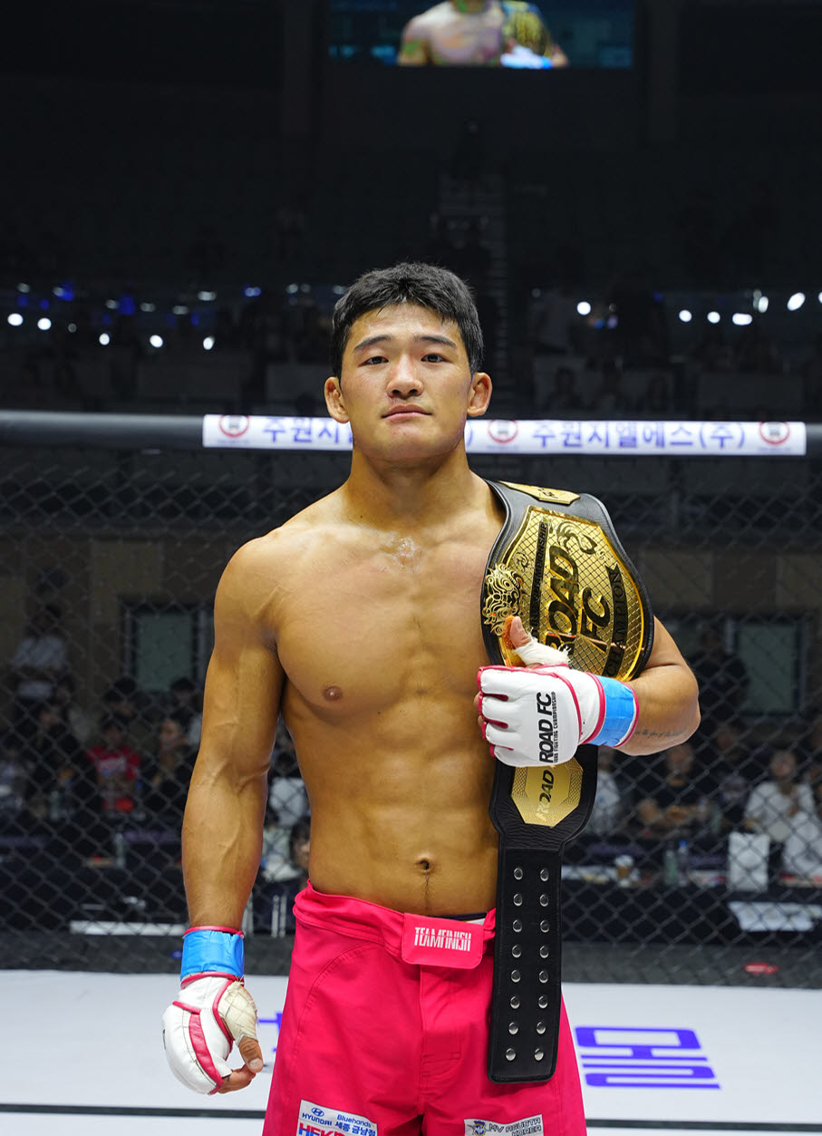 양지용을 KO로 꺾고 새로운 로드FC 페더급 잠정 챔피언에 오른 김현우. 사진=로드FC