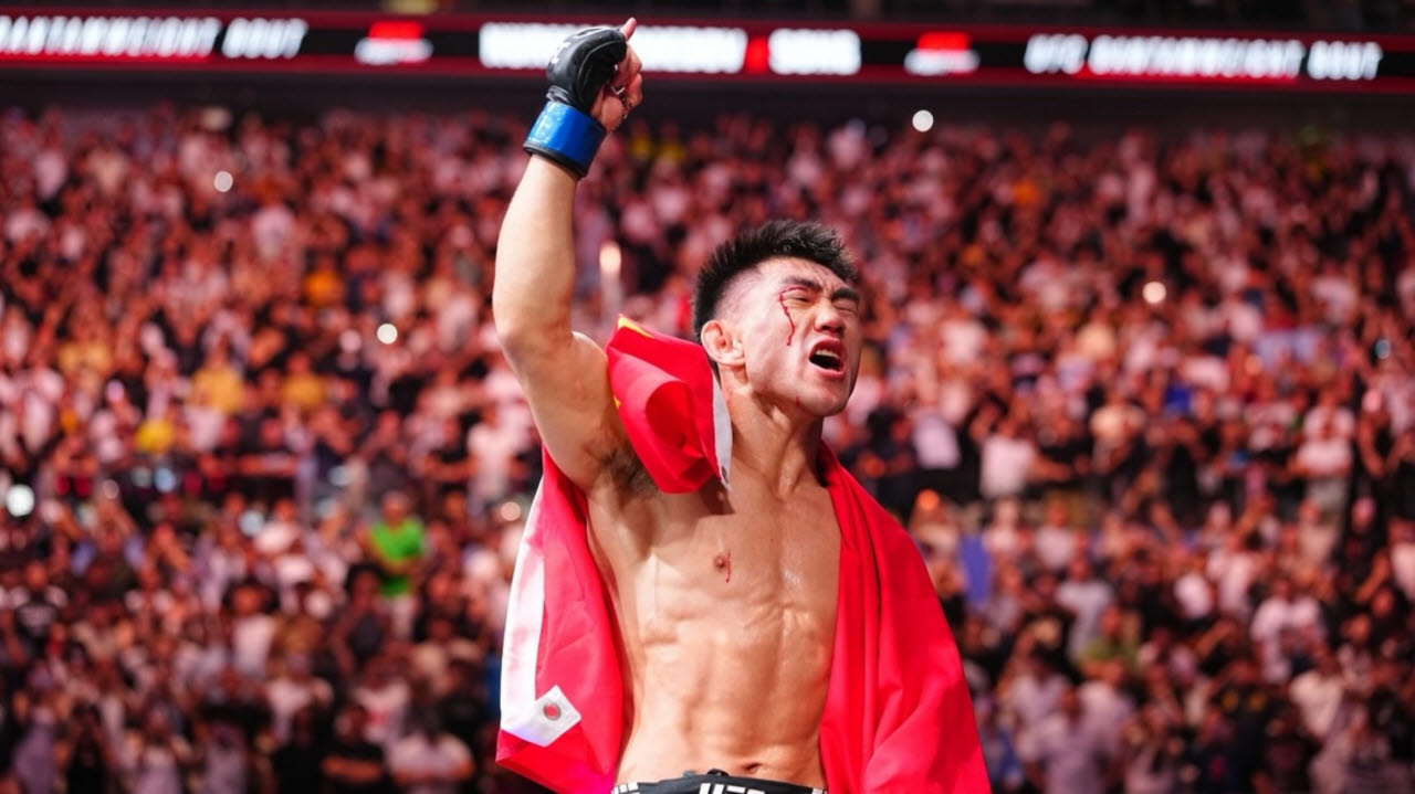 UFC 상하이 대회에서 랭킹 2위 우마르 누르마고메도프를 KO로 꺾은 뒤 기뻐하는 송야둥. 사진=UFC