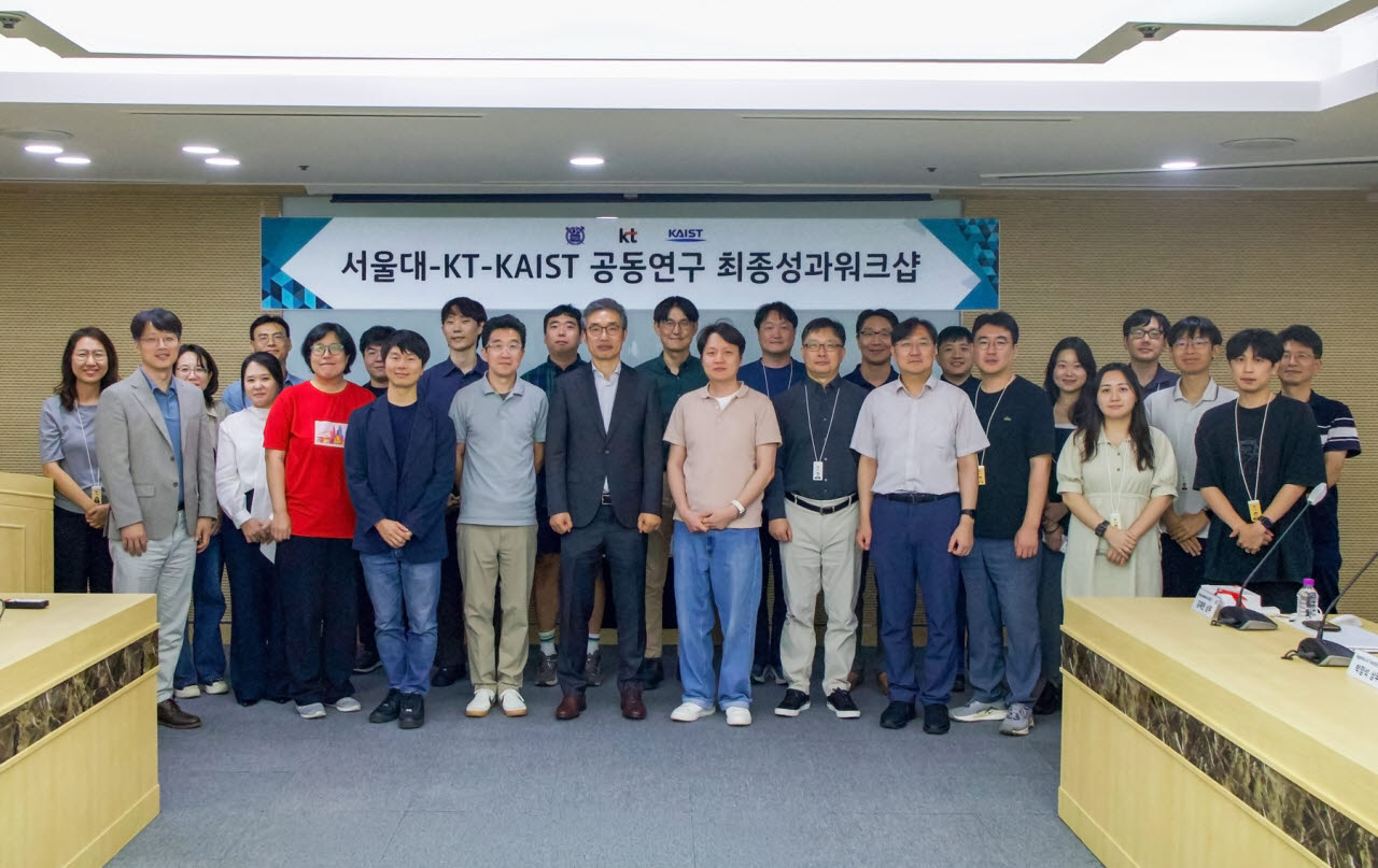 KT는 서울대학교, KAIST 연구진과 ‘공동연구 최종 성과 워크숍’을 서울 서초구 KT 우면연구센터에서 개최했다고 밝혔다. 행사 참석자들이 기념사진을 촬영하고 있다(사진 앞줄 오른쪽에서 4번째 KT AX미래기술원장 박재형 상무, 오른쪽에서 7번째 서울대학교 AI연구원 정문식 교수, 오른쪽에서 8번째 KAIST 김재철AI대학원 김기응 교수)(사진=KT)