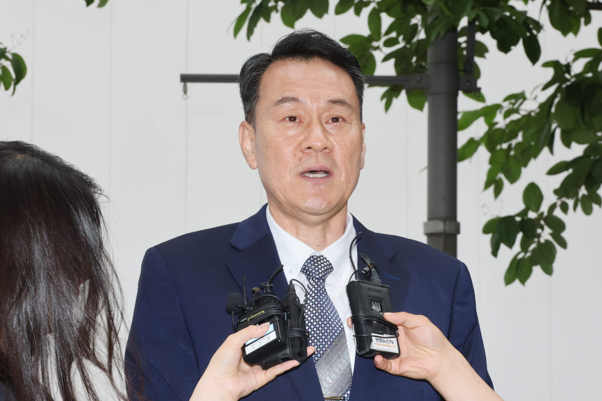 김명수 전 합동참모본부 의장이 내란중요임무종사 등 혐의 피의자 조사를 받기 위해 지난 5월 27일 경기도 과천 2차종합특검에 출석하며 발언하고 있다. (사진=연합뉴스)