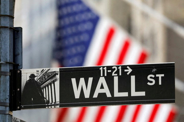 미국 뉴욕증권거래소(NYSE) 밖에 월스트리트 거리 표지판이 설치돼 있다. (사진=로이터)