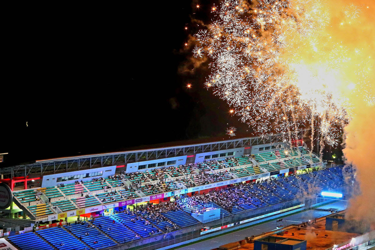 지난 7월 11일 강원 인제군 기린면 인제스피디움에서 열린 '2026 현대 N 페스티벌' 3라운드에서 화려한 불꽃놀이가 펼쳐지고 있다. (사진=연합뉴스)
