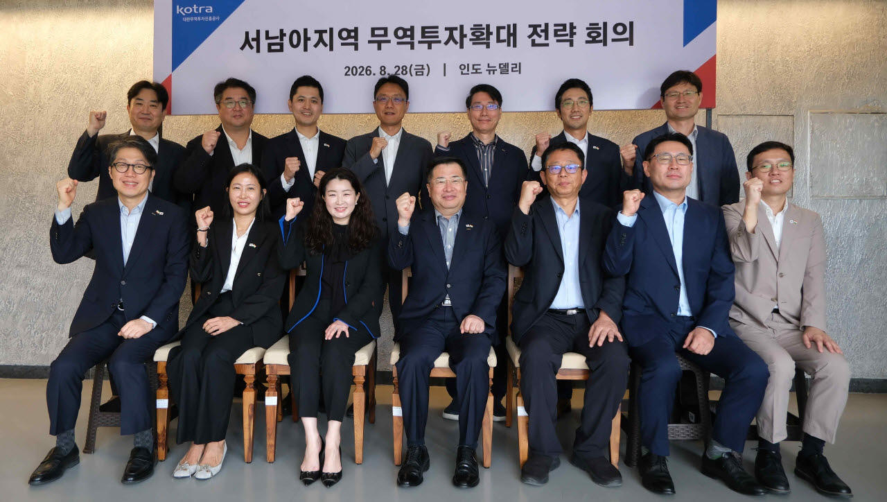 코트라가 ‘한-인도 비즈니스 파트너십 플러스’와 연계해 28일 인도 뉴델리무역관에서 ‘2026 서남아 지역 무역·투자 확대 전략회의’를 개최했다. 강경성 코트라 사장(앞줄 가운데)을 비롯해 참석자들이 기념 촬영을 하고 있다.(사진=코트라 제공)