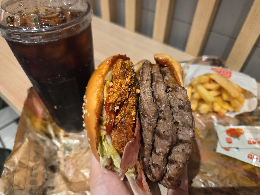 옆에서 바라본 버거킹 ‘몬스터 맥시멈3’. 직화 비프 패티 3장과 통닭다리살 치킨 패티가 층층이 쌓여 있다. (사진=한전진 기자)
