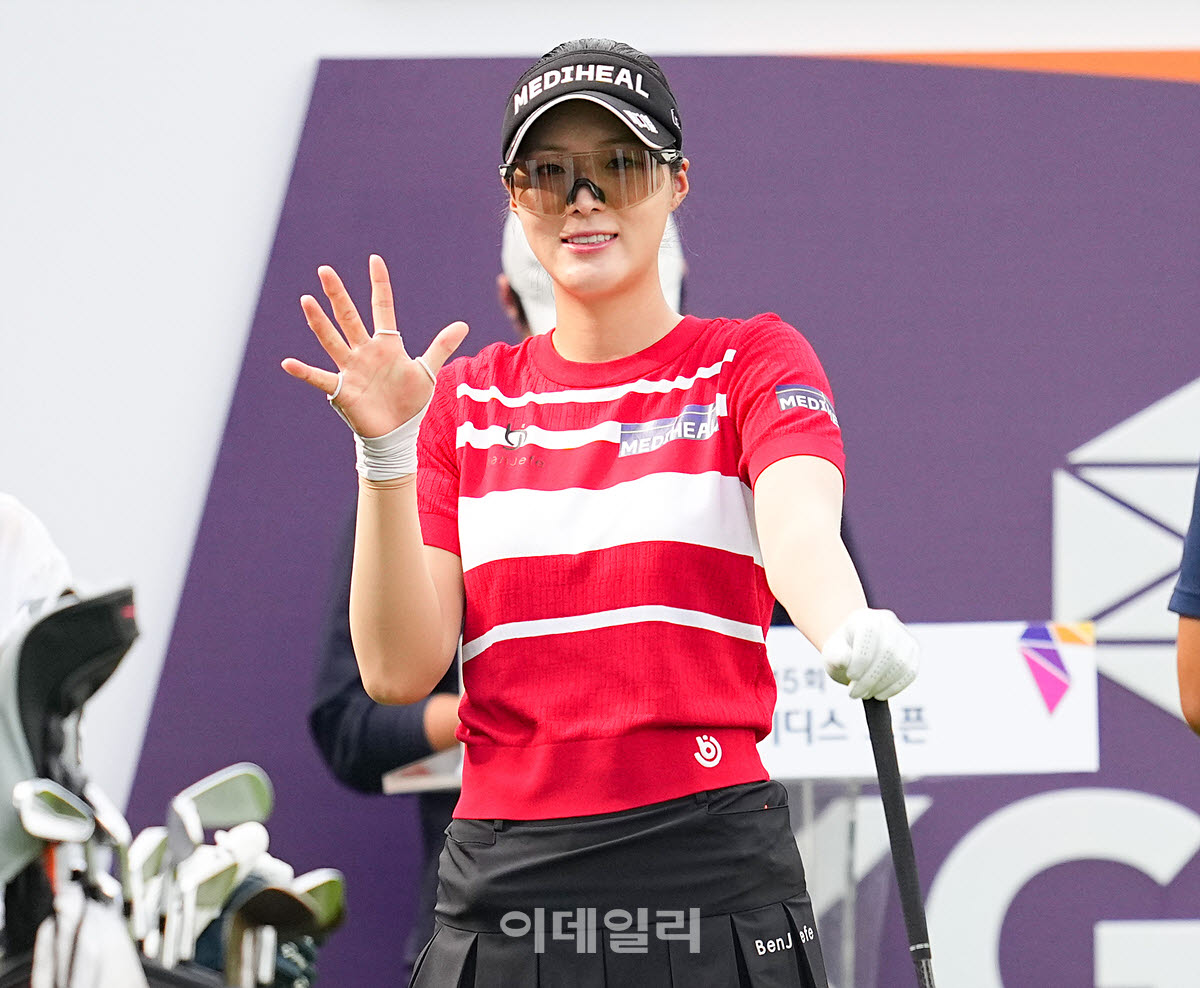 [이데일리 골프IN(용인)=조원범 기자]경기도 용인시 백암면에 위치한 써닝포인트CC에서 '제15회 KG 레이디스 오픈' 최종 라운드가 열린 가운데 김나영(메디힐)이 1번홀에서 경기를 치르고 있다.