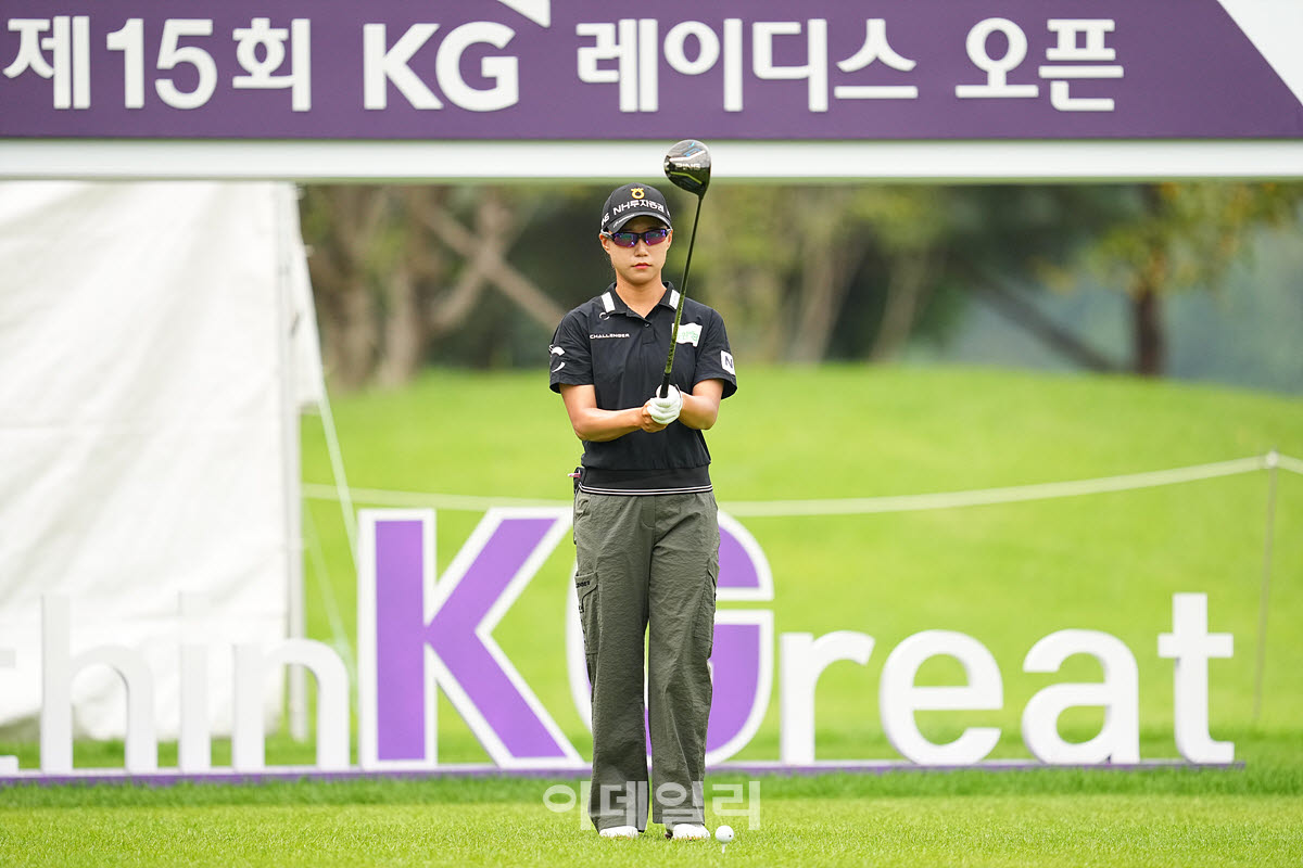 [이데일리 골프IN(용인)=조원범 기자]경기도 용인시 백암면에 위치한 써닝포인트CC에서 '제15회 KG 레이디스 오픈' 최종 라운드가 열린 가운데 정윤지(NH투자증권)가 1번홀에서 경기를 치르고 있다.