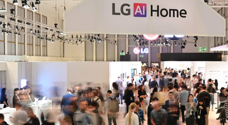 지난해 9월 독일 베를린에서 열린 ‘IFA 2025’에서 관람객들이 LG전자 AI홈 전시관을 둘러보고 있다. (사진=LG전자)