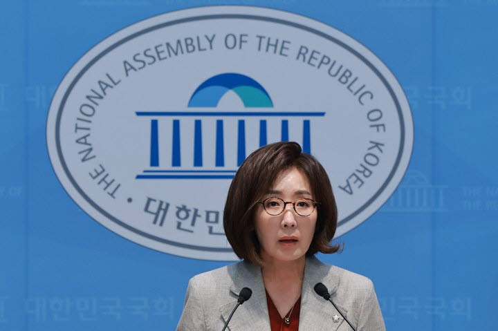국민의힘 나경원 의원이 30일 국회 소통관에서 단일종목 레버리지 상장지수펀드(ETF)와 관련해 이억원 금융위원장, 이찬진 금감원장, 김용범 청와대 정책실장 사퇴를 촉구하는 기자회견을 하고 있다.(사진=연합뉴스)