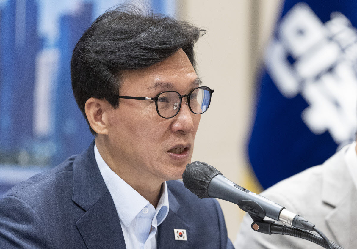 김민석 더불어민주당 대표가 28일 인천시 영종구 인스파이어 리조트에서 열린 최고위원회의에서 발언하고 있다.(사진=연합뉴스)