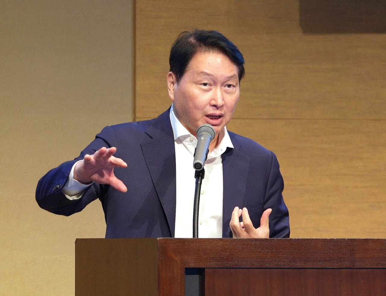 최태원 대한상의 회장이 30일 일본 센다이에서 열린 ‘한일 저출산 대응 교류위원회’ 출범식에서 개회사를 하고 있다. (사진=대한상의)