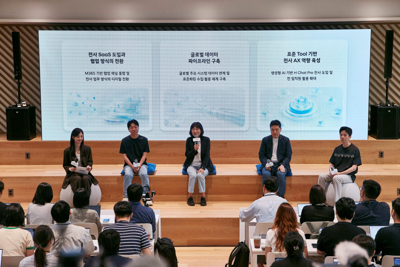 지난 12일 ‘현대차그룹 AX 성과 발표회’에서 (왼쪽 2번째부터) 장영석 현대차 제네시스고객경험팀 책임매니저와 진은숙 현대차·기아 ICT담당 사장, 이상홍 정보보안2실 상무, 서창윤 웹프론트엔드개발팀 책임매니저가 발표하는 모습. (사진=현대차그룹)