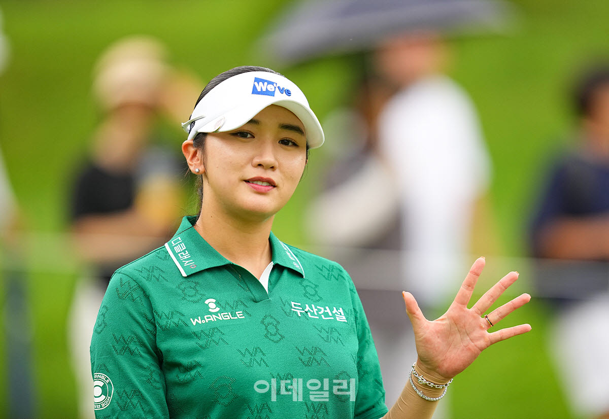 [이데일리 골프IN(용인)=조원범 기자]경기도 용인시 백암면에 위치한 써닝포인트CC에서 '제15회 KG 레이디스 오픈' 최종라운드에서 2번홀에서 박혜준이 경기를 치르고 있다.