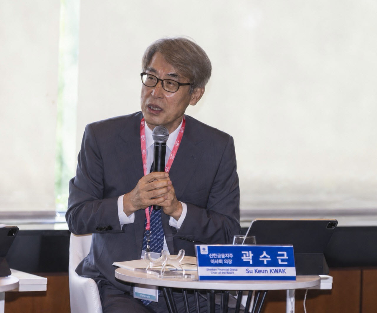 곽수근 신한금융지주 이사회 의장이 지난 27일 서울 용산구 그랜드 하얏트에서 열린 ‘이사회 라운드테이블’ 미팅에서 투자자들의 질의에 답하고 있다.(사진=신한금융그룹)