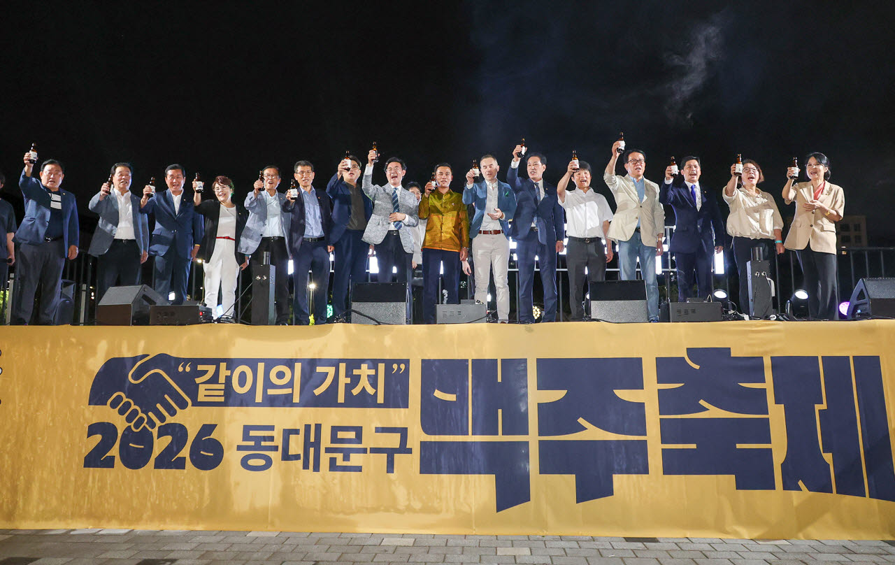 최동민 동대문구청장과 내빈들이 장안1수변공원에서 열린 ‘2026 동대문구 맥주축제’ 개막식에 참석하고 있다. (사진=동대문구)