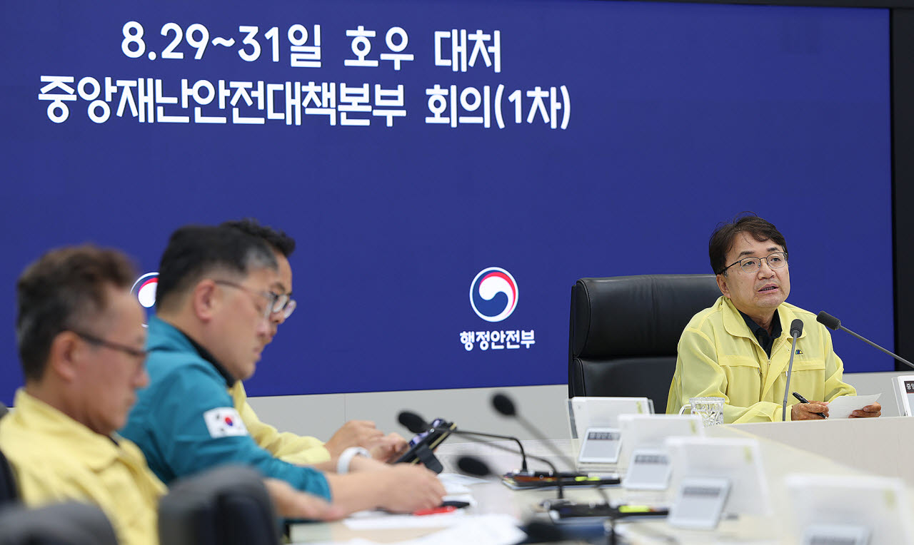 김광용 중앙재난안전대책본부 차장이 30일 오후 10시 정부세종청사 중앙재난안전상황실에서 전남광주·울산·전북·경북지역에 호우특보가 발표됨에 따라 새벽 취약시간대 인명피해 최소화를 위해 총력 대응을 당부하고 있다. (사진=행안부)