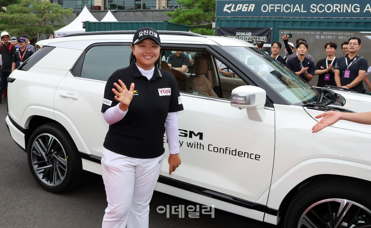 신다인이 30일 경기도 용인시 처인구 써닝포인트CC에서 열린 '제15회 KG 레이디스 오픈'에서 우승 한 뒤, 부상인 KGM 액티언을 타고 시상식에 입장하고 있다.(사진=이데일리 방인권 기자)