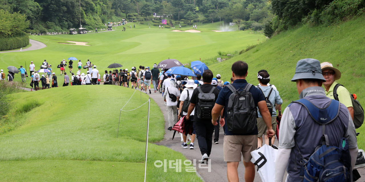 30일 경기도 용인시 처인구 써닝포인트CC에서 열린 '제15회 KG 레이디스 오픈' 최종라운드를 찾은 갤러리들이 양효진-서교림-짜라위 분짠 조를 따라 이동하고 있다.(사진=이데일리 방인권 기자)