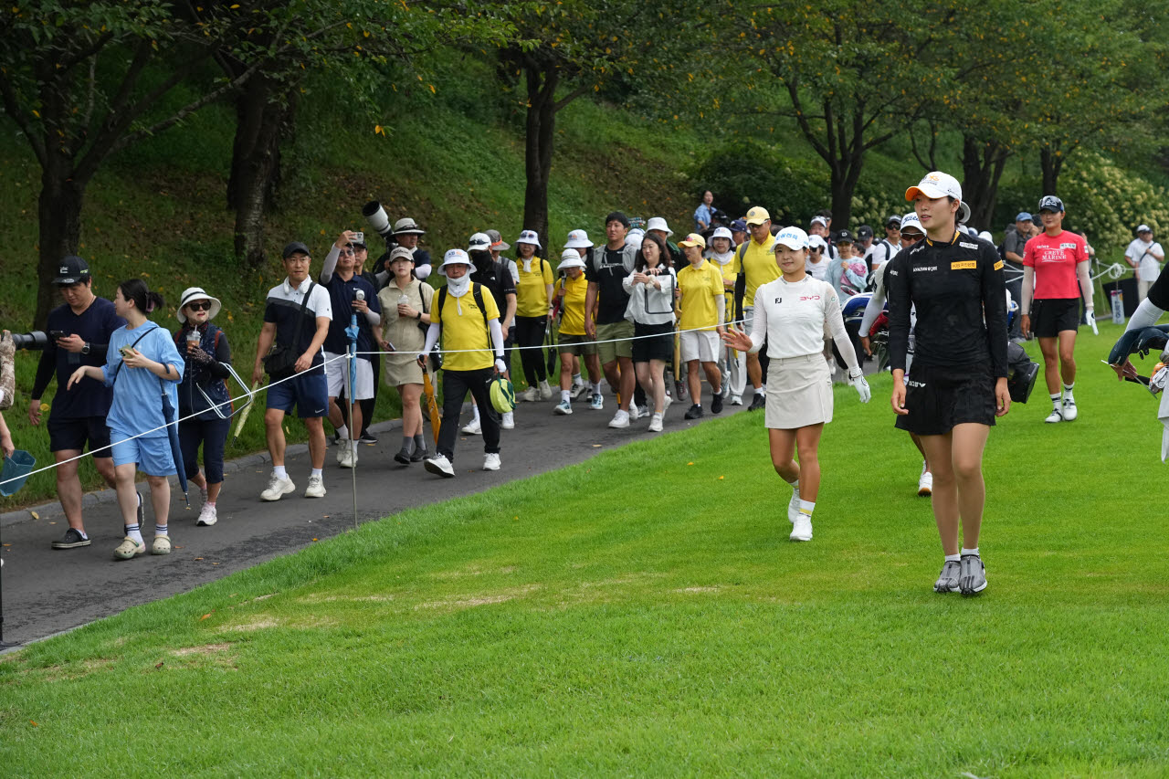 방신실이 다음 샷 위치로 걸어가자 팬클럽이 방신실을 따라 이동하고 있다.(사진=이데일리 골프in 조원범 기자)