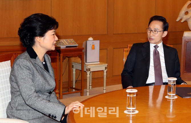 2013년 2월 12일 당시 이명박 대통령과 박근혜 당선인이 청와대에서 만나 북한 핵실험 대응책을 논의하는 모습(사진=연합뉴스)