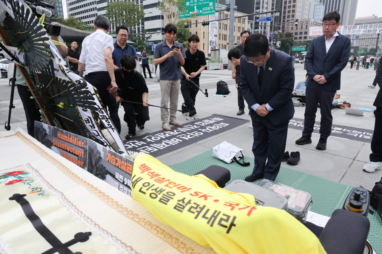 김성환 기후에너지환경부 장관이 19일 오전 서울 종로구 광화문광장에 마련된 고(故) 서영철 전국가습기살균제참사피해자연대 대표 임시 분향소에서 조문하고 있다. (사진= 뉴시스)