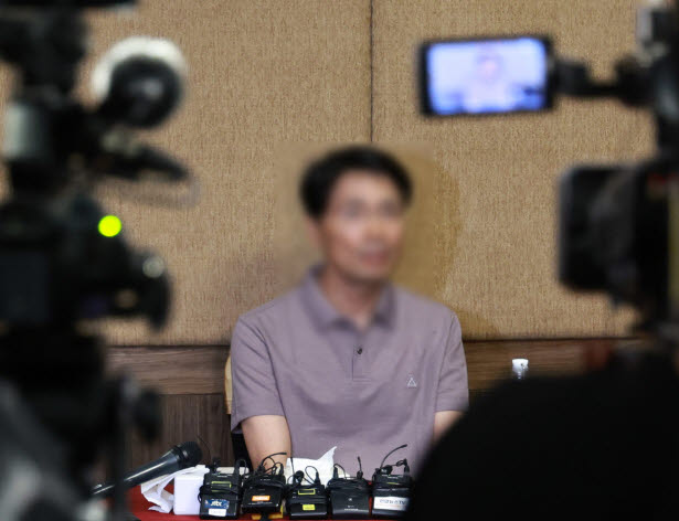 네팔 대홍수 당시 현장에 고립됐다가 구조된 두산에너빌리티 현장소장 A씨가 30일 오후(현지시간) 네팔 카트만두의 한 호텔에서 취재진 앞에서 질문에 답하고 있다. (사진=뉴스1)