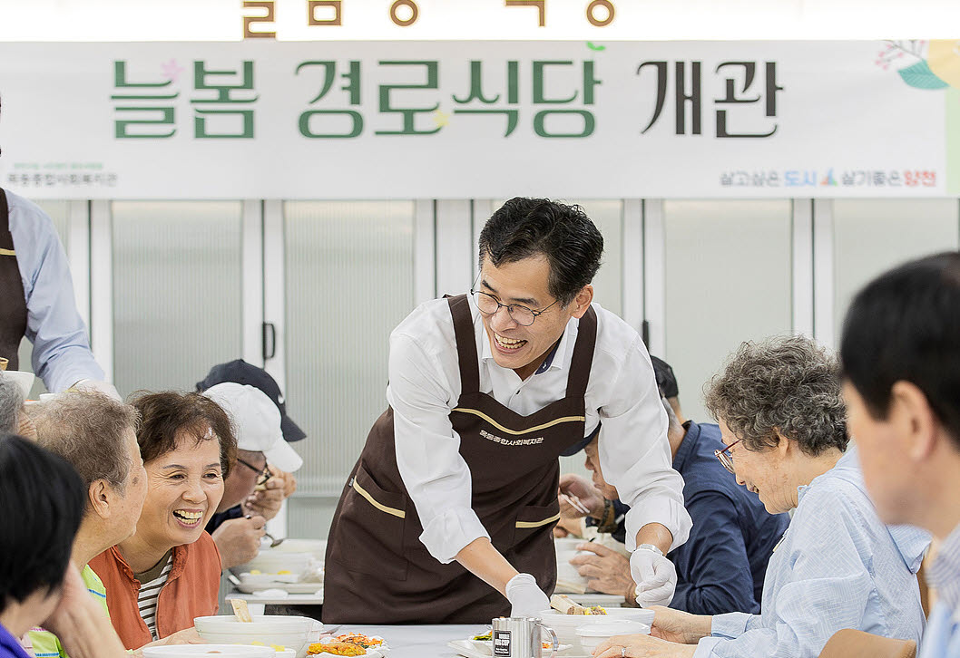 이기재 양천구청장이 양천구 경로식당 개관식에서 어르신들과 소통하고 있다. (사진=양천구)