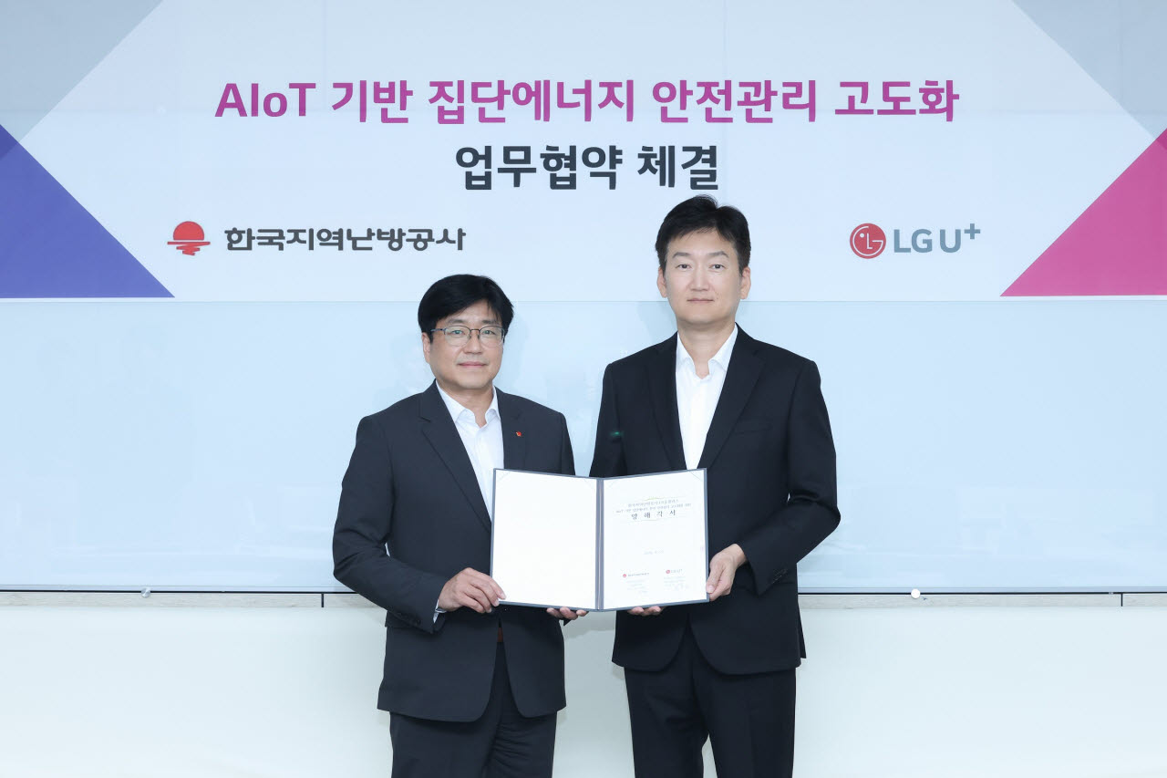 LG유플러스가 한국지역난방공사와 손잡고 인공지능(AI)과 사물인터넷(IoT)을 결합한 AIoT 기술로 집단에너지 시설 안전관리 혁신에 나선다. 서울 용산구 LG유플러스 용산사옥에서 진행된 MOU에서 권용현 LG유플러스 엔터프라이즈 부문장(부사장, 오른쪽), 정남성 한국지역난방공사 본부장이 기념 촬영을 하고 있다(사진=LGU+)