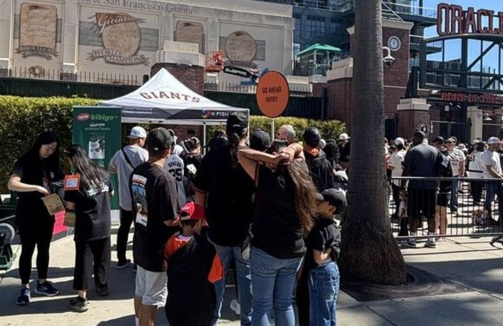 CJ제일제당이 미국 샌프란시스코 자이언츠와 애리조나 다이아몬드백스의 경기가 펼쳐진 오라클파크에서 비비고 김 샘플링을 하고 있다.