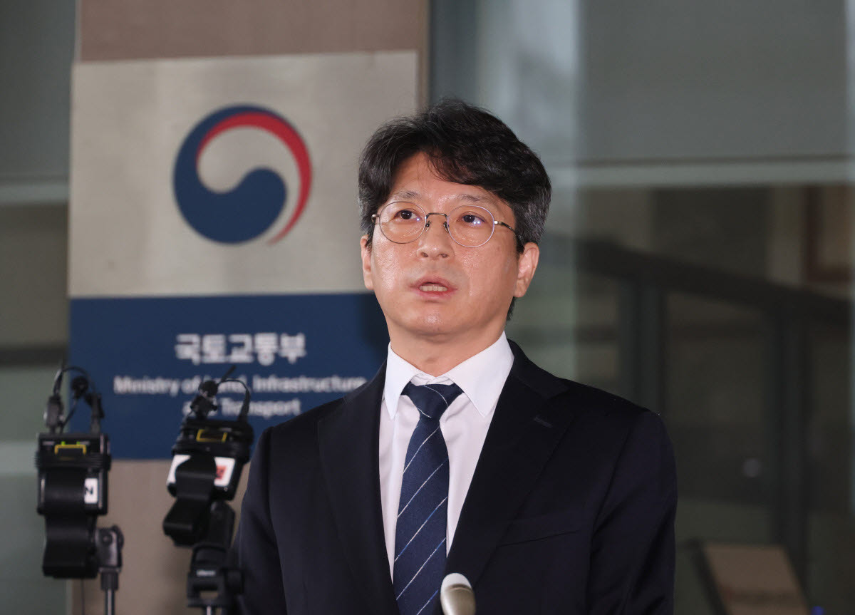 홍지선 국토교통부 장관 후보자가 31일 세종시 정부세종청사로 출근하며 취재진 질문에 답하고 있다.(사진=연합뉴스)