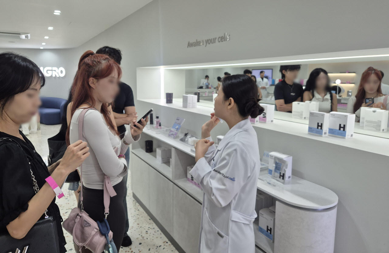 휴그로센터 방문객들이 도슨트의 설명을 들으며 공간을 둘러보고 있다. (사진=김새미 기자)