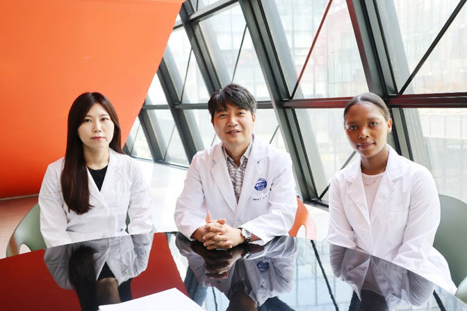 분당차병원 정형외과 이순철 교수(가운데), 김정인 연구교수(좌측), 차 의과학대학교 박사과정생 시페시흘레 카산드라 논졸라(우측).