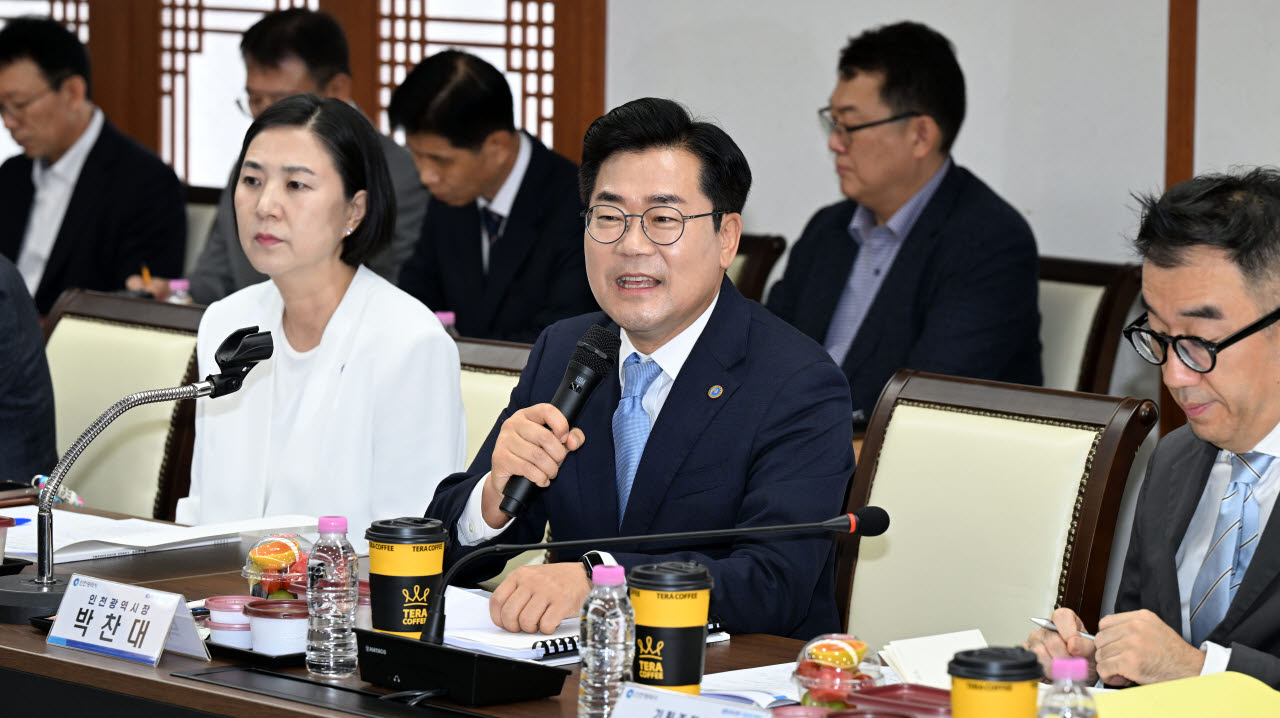 박찬대 인천시장이 31일 인천시청 장미홀에서 민주당 인천시당 관계자들과 당정협의회를 갖고 발언하고 있다. (사진 = 인천시 제공)