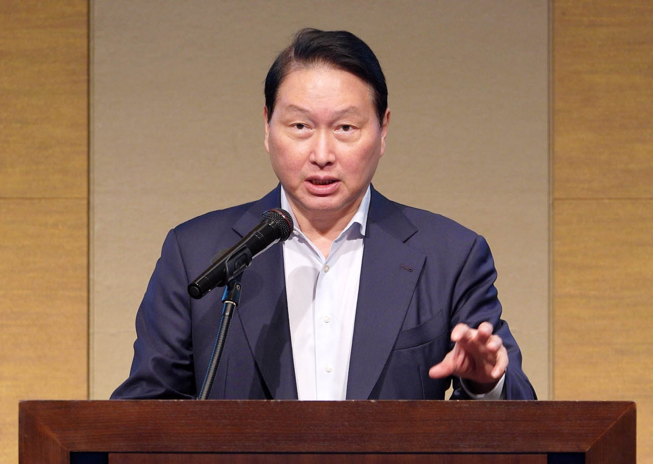 최태원 대한상의 회장이 31일 일본 센다이 웨스틴호텔에서 일본상공회의소와 함께 ‘지역에서 열어가는 한일의 미래'를 주제로 개최한 ‘제15회 한일상공회의소 회장단 회의’에서 개회사를 하고 있다. (사진=대한상의)