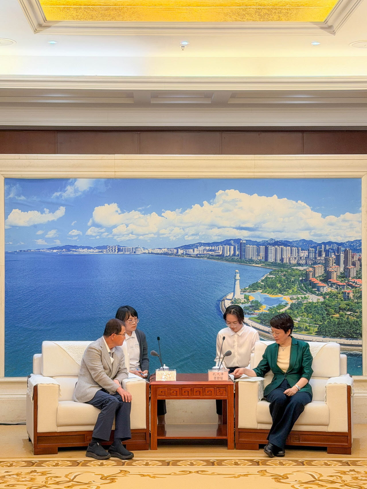 박찬구 금호석유화학그룹 회장(사진 앞줄 좌측)이 쿵판핑 웨이하이시장(앞줄 우측)과 회담하고 있다. (사진=금호석유화학)