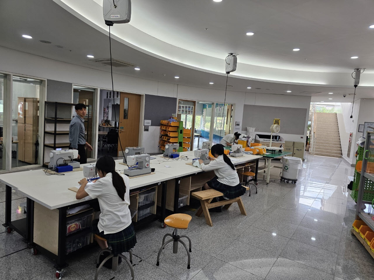 지난 27일 제주 서귀포시 대정읍 브랭섬홀아시아 국제학교에서 학생들이 재활용 천으로 가방을 만들고 있다.(사진=김은경 기자)