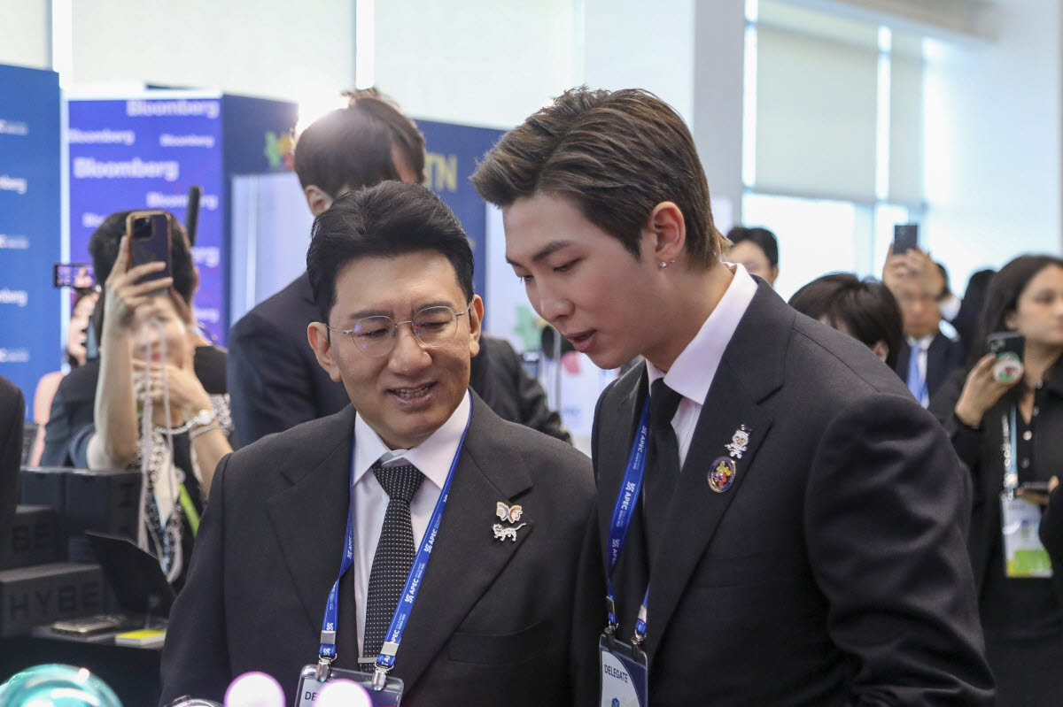 방시혁 하이브 의장(왼쪽)과 방탄소년단(BTS) RM(사진= 연합뉴스)