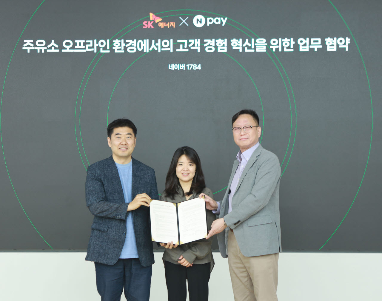 (왼쪽부터) 이향철 Npay 페이서비스 책임리더, 이미영 Npay 페이인프라&비즈 책임리더, 배정한 SK에너지 마케팅본부장이 네이버 1784에서 업무협약을 체결한 후 기념사진을 촬영하고 있다. 사진=네이버페이