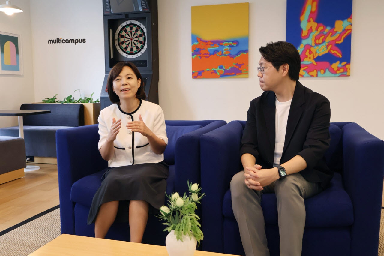 고민정 멀티캠퍼스 CTO(왼쪽)와 김주호 KAIST 전산학부 교수가 서울 강남구 멀티캠퍼스 선릉 강의장에서 이데일리와 인터뷰하고 있다. (사진=멀티캠퍼스)