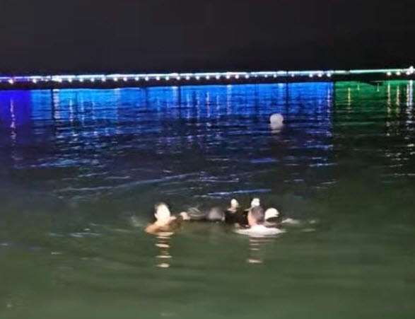 30일 오후 11시 6분쯤 경남 창원시 마산합포구 진동면 광암함 인근 해상에서 해경이 바다에 빠진 30대 남성을 구조하고 있다. (사진=뉴스1)