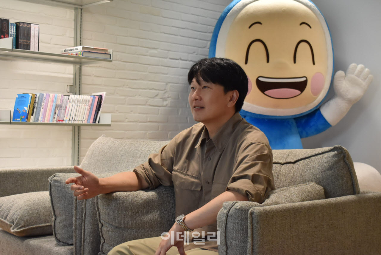 서충현 네이버웹툰 불법유통대응실장이 경기 성남시 네이버웹툰 사옥에서 이데일리와 인터뷰를 하고 있다.(사진=네이버웹툰)