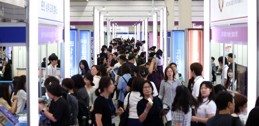지난달 23일 서울 강남구 코엑스에서 열린 2027학년도 수시 대학입학정보박람회에서 학부모·학생들이 입시 상담을 받고 있다. (사진=뉴시스)