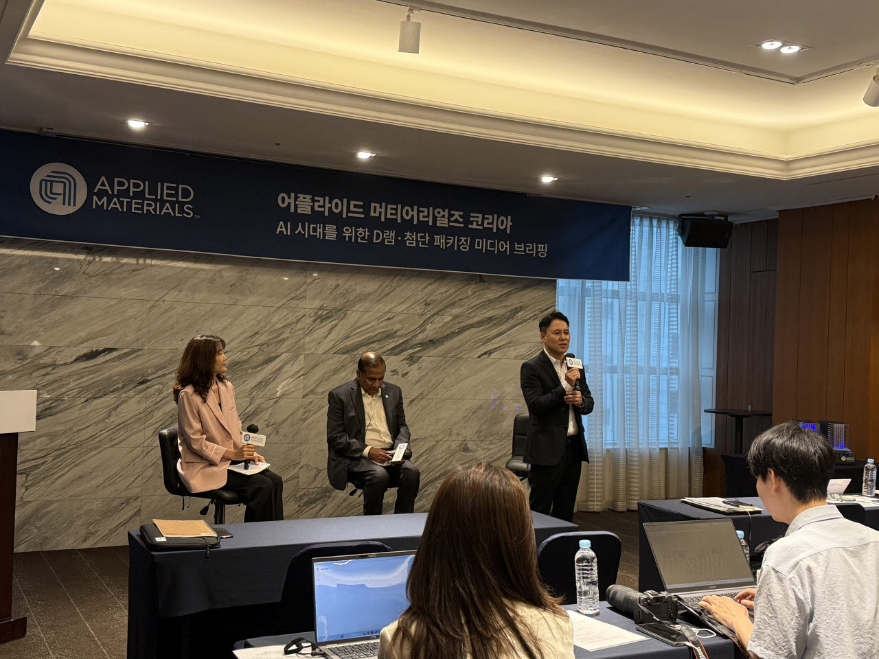 글로벌 반도체 장비회사 어플라이드 머티어리얼즈가 31일 서울 강남구에서 열린 미디어 브리핑을 개최했다. 박광선 (오른쪽 첫번째) 어플라이드 머티어리얼즈 코리아 대표와 무쿤드 스리니바산(오른쪽 두번째) 어플라이드 머티어리얼즈 그룹 부사장이 참석해 대담 형식으로 진행됐다. (사진=최오현 기자)
