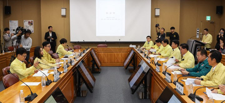 송석준 국회 외교통일위원장이 31일 서울 종로구 외교부 청사에서 열린 외교통일위원회 대상 네팔 대홍수 관련 브리핑에서 발언하고 있다. (사진=연합뉴스)
