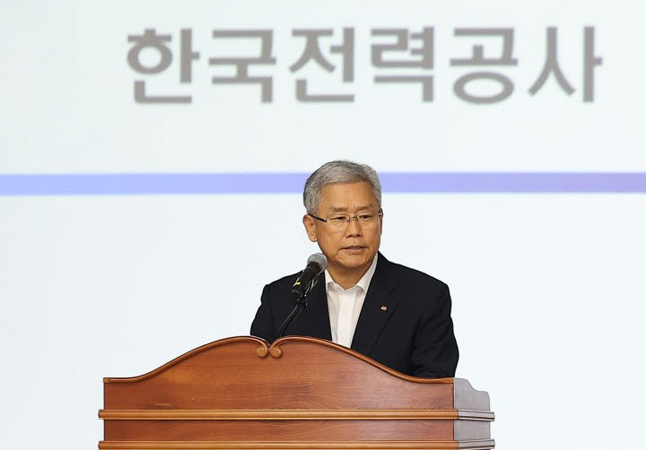 김동철 한국전력공사 사장이 26일 서울 영등포구 한국전력공사 남서울본부에서 열린 '산업용 지역 전기요금제' 공청회에서 발언하고 있다.(사진=연합뉴스)