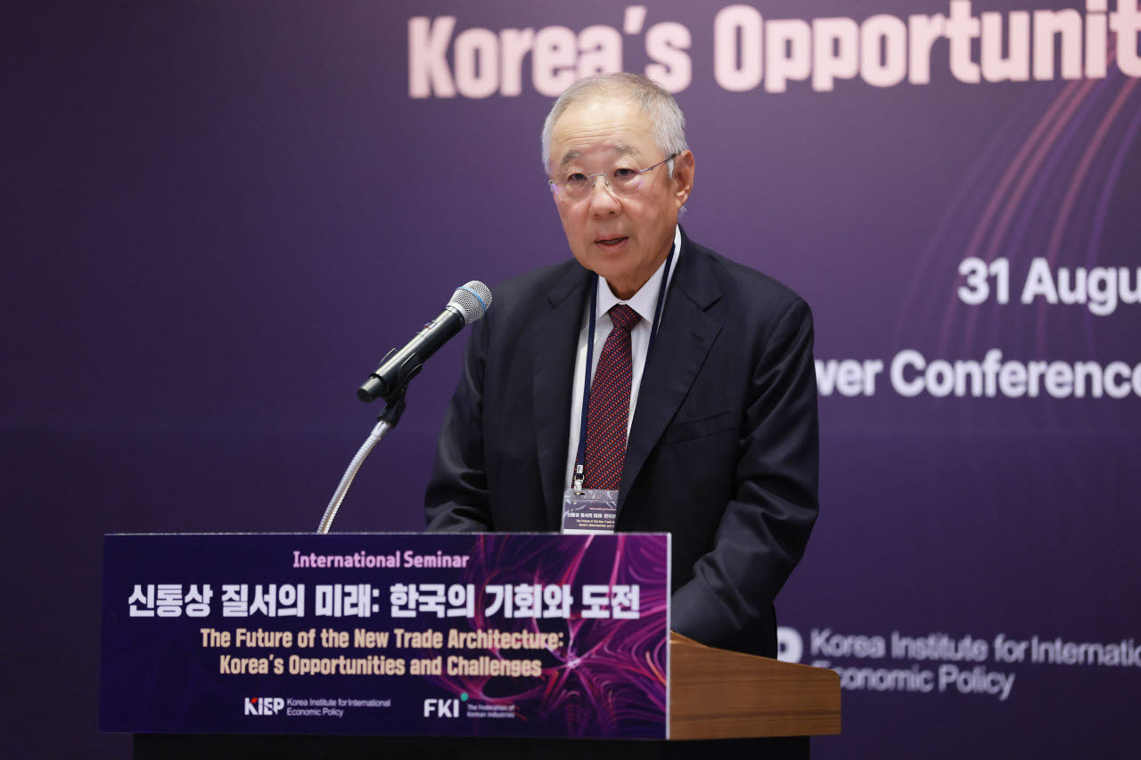 류진 한국경제인협회 회장이 31일 FKI타워에서 열린 '신통상 질서의 미래: 한국의 기회와 도전' 국제 세미나에 참석해 인사말을 하고 있다. 이번 세미나는 다자무역체제 약화, 글로벌 공급망 재편, 보호주의 확산 속에서 한국의 통상 전략 선택지를 기회와 도전 양면에서 점검하기 위해 마련됐다. (사진=한국경제인연합회)
