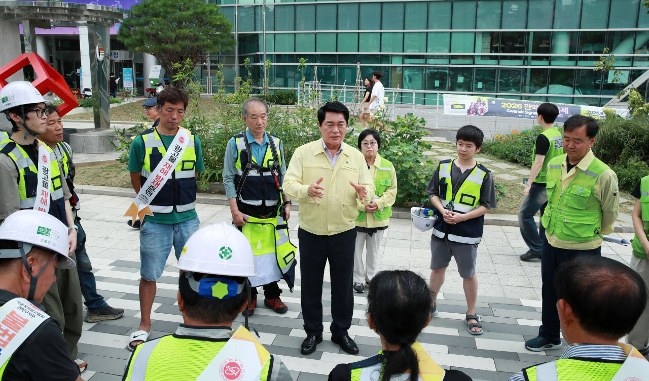 박준희 관악구청장이 지난 28일 관악구 쑥고개로 일대에서 불법 옥외광고물 정비 캠페인을 하고 있다. (사진=관악구)